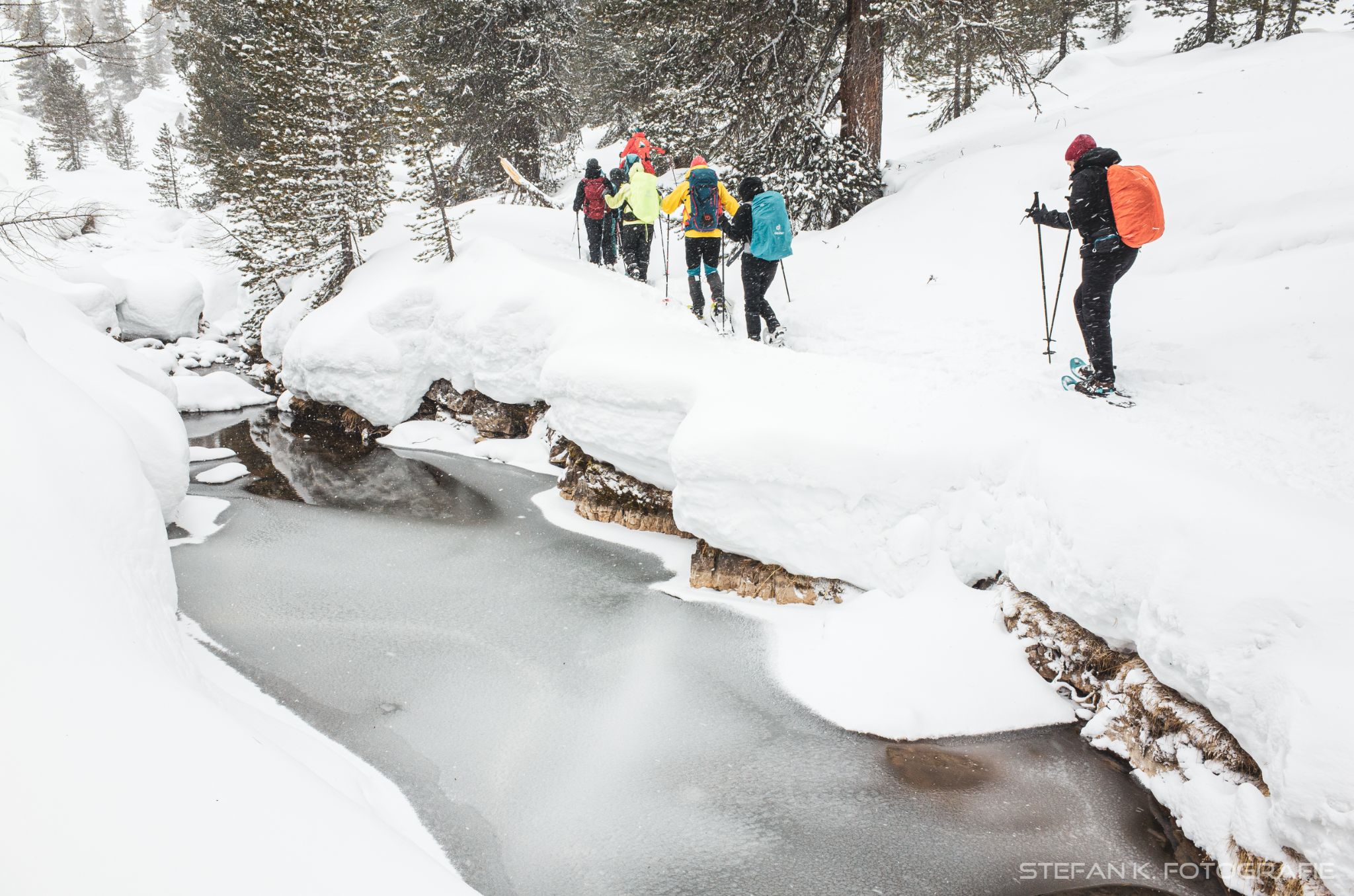 Schneeschuhwanderer im Wald